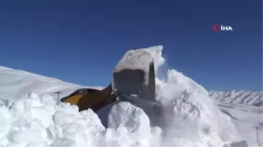 Muş'ta 5 metrelik karda yol açma çalışması