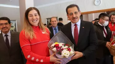 Vali Ümit, Bolu'da kamp yapan Kadın Güreş Milli Takımı'nı ziyaret etti