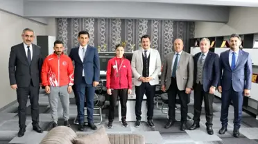 Kaymakam Güneş, Güreşte Türkiye 3. Olan Aleyna'ya altın ödülü verdi
