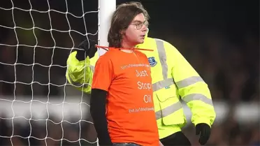 Premier Lig'de protestocular neden kendilerini kale direklerine bağlıyor?