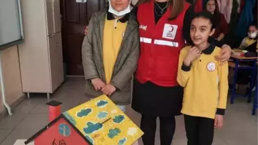 Okul harçlıklarıyla İdlib'deki briket ev kampanyasına destek oldular