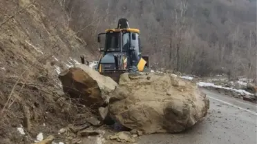 Bartın'da heyelanla birlikte yola kaya parçaları düştü