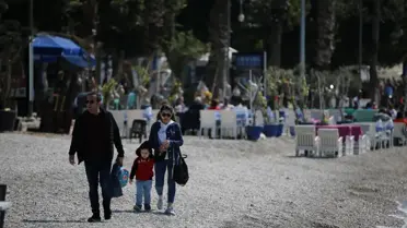 Akyaka sahilinde güneşli havadan dolayı yoğunluk oluştu