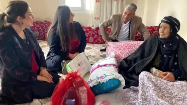 Şanlıurfa'da protokol eşleri yaşlıları unutmadı