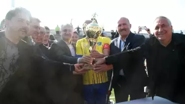 Başkan Ertürk, şampiyon Pamukörenspor'a kupasını verdi
