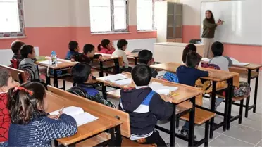 Kız ve erkek öğrencilerin ayrı sıralarda oturtulmasını isteyen okul müdürü görevine geri döndü