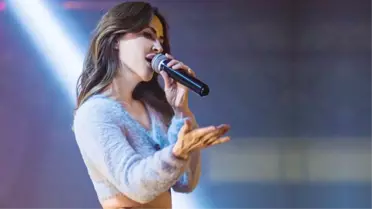 Şarkıcı Aynur Aydın süper mini eteğiyle konser verdi!