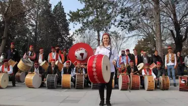 Çorum'un ilk kadın davulcusu, manilerle vatandaşları sahura uyandıracak