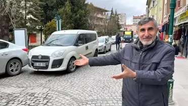 Bu caddede trafik ve park yeri çilesi bitmiyor
