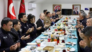 Son dakika haber... İçişleri Bakanı Soylu, Ankara'da emniyet mensuplarıyla ilk sahurunu yaptı