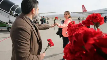 Kapadokya'ya direkt uçuşla gelen Moldovalı turistler çiçeklerle karşılandı