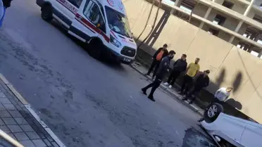 Sancaktepe'de elektrik direğine çarpan araç takla attı