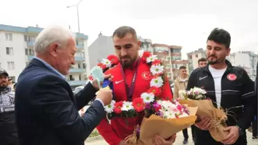 ÇANAKKALE - Avrupa şampiyonu milli güreşçi Feyzullah Aktürk'e Lapseki'de karşılama töreni yapıldı