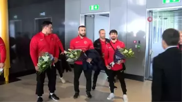 Şampiyon güreşçiler yurda döndü