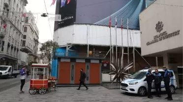 47 yıl önce konulmuştu! İstiklal Caddesi'nin sembolü Göktaşı heykeli ATM gölgesinde kaldı