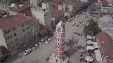 Yenişehir'in tarihi saat kulesinin leylek çifti yuvasına yerleşti