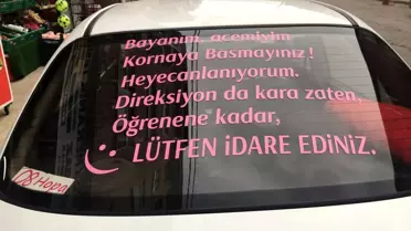 Sürücü adayı eşi için arabasının arkasına yazdığı yazı gülümsetiyor