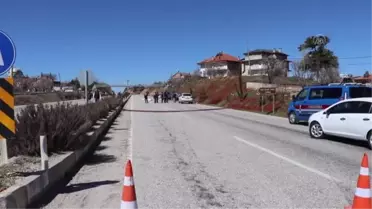 Cipe çarparak devrilen hafif ticari araçtaki 2 kişi öldü