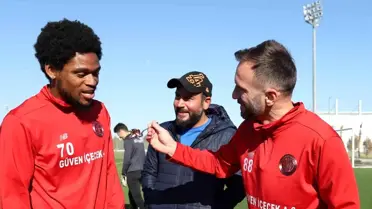Antalyaspor'da yıldız futbolcu Luiz Adriano'ya doğum günü kutlaması