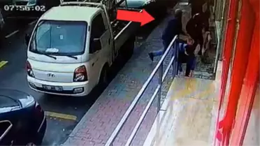 Husumetlisi bir anda bıçakla saldırdı, kendini elindeki tahta paletle savundu