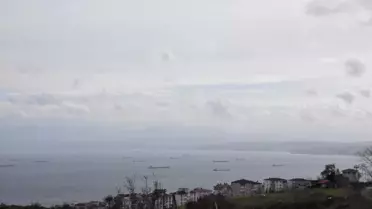 Fırtınadan kaçan gemiler limana sığındı