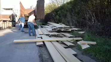 TEM'de kamyon devrildi, yola saçılan malzemeler trafiği kilitledi