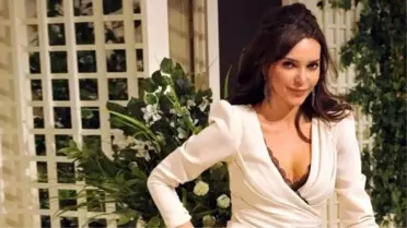 Formundan hiçbir şey kaybetmeyen 48 yaşındaki Hande Ataizi genç kızlara taş çıkarttı