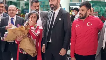 Avrupa şampiyonu milli boksör Filiz Işık, Ankara'da çiçeklerle karşılandı