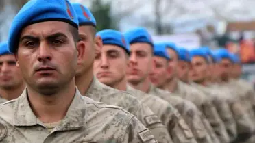 Jandarma komando eğitim mezuniyet töreninde askerlerden gövde gösterisi