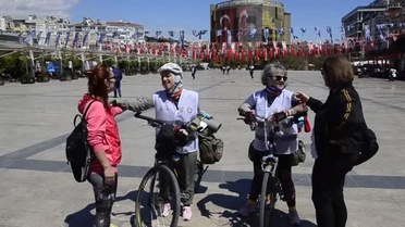 Kansere dikkati çekmek için bisikletle yola çıkan iki kadın, Denizli'de