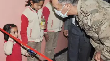 MİNİK ÖYKÜ, JANDARMA KOMUTANINI ASKER SELAMIYLA KARŞILADI