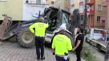 ÜMRANİYE'DE SOKAKTA KAYAN İŞ MAKİNESİ ORTALIĞI BİRBİRİNE KATTI