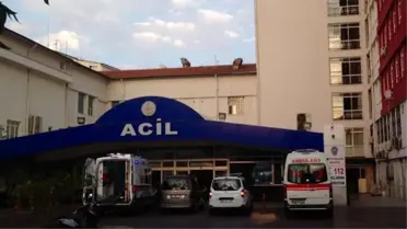 Kendisinden ayrılmak isteyen kadını, çocuklarının çığlıklarına aldırış etmeden 5 kez bıçakladı