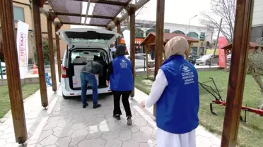 Kapı kapı gezen gönüllü tim, yetim aile ve çocuklarına mutluluk dağıtıyor