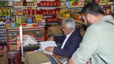 MAHALLE MAHALLE GEZİP VERESİYE DEFTERLERİNDEKİ BORÇLARI 'ELÇİ' OLARAK KAPATIYOR