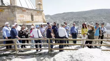 Yunan turistler Kapadokya'da tarihi yamaç yerleşimi Kayaşehir'i gezdi