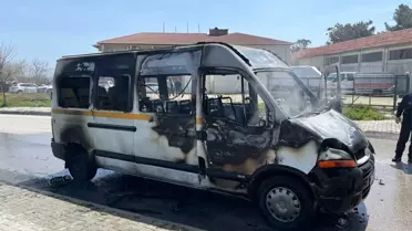 Seyir halindeyken alev alan minibüs yandı