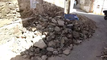Yıkılan tarihi binanın duvarları 5 aydır kaldırılmadı