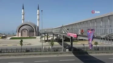 İki yol ortasına inşa edilen cami eleştirilerin hedefi olmuştu, şimdi ise beğeniliyor