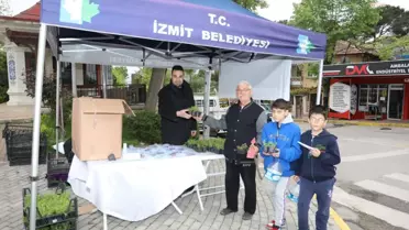 İzmit Belediyesi, Arife Günü Mezarlıklarda Cüz ve Çiçek Dağıttı