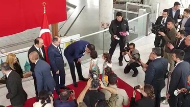Bakan Kurum, 7 yaşındaki Zeliha'nın elini öpüp harçlık verdi