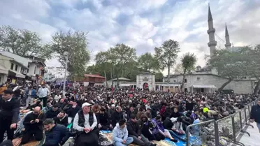 Binlerce vatandaş bayram namazı için Eyüpsultan'a akın etti