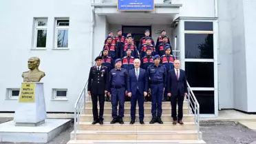 Kırşehir Valisi Akın, mesai yapan kamu personeli ile bayramlaştı