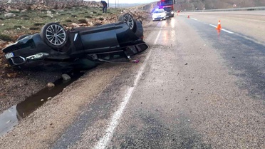Son dakika 3. sayfa: Kontrolden çıkan lüks otomobil takla attı: 3 yaralı