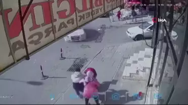 Kontrolden çıkan araç kaldırımdaki aileye böyle çarptı