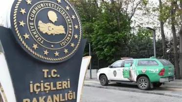 Özdağ'ın Yürümesinin Engellendiği İçişleri Bakanlığı'nın Önüne 'Haydi' Projesine Ait Araç Çekildi