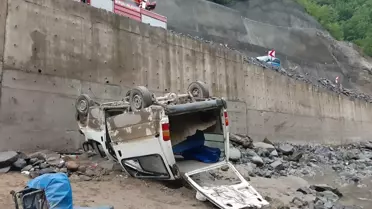 Artvin'de minibüsün dere yatağına yuvarlandığı kazada 1 kişi yaralandı