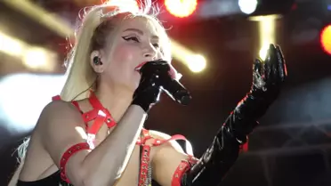 Hande Yener Batman Petrolspor'un şampiyonluk kutlamaları için sahneye çıktı