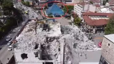 Bursa'da AVM'deki mağazanın tavanı çöktü; enkazda arama yapılıyor (3)