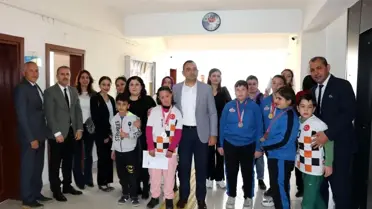 Kaymakam Adem Çelik özel sporcuları ödüllendirdi